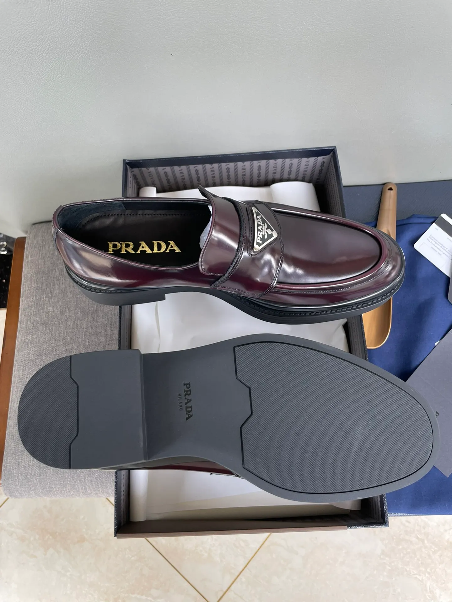 Men's shoes 💰860 💰Best recommendation✨PRADA Prada top purchasing quality imported upper with color-brushed edge beads carved toe design cowhide lining private molded TPU outsole non-slip, wear-resistant and elastic fashionable and versatile burgundy black blue 39-44 in stock (38, 45 customized for replacement, return and exchange)